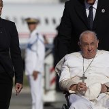A son arrivée à l'aéroport de Marseille-Provence à Marignane, le pape François a été accueilli par la première ministre, Elisabeth Borne, à sa droite.